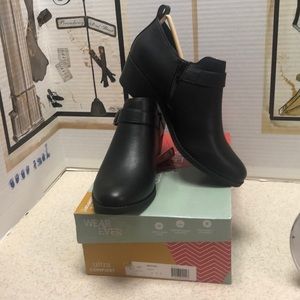 Ultra comfort Wearever ankle boots size 8.5 in color black